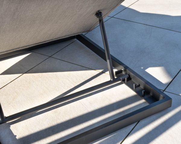 Lettino prendisole dal design elegante in tessuto speciale per esterni "Sunset Bay" color tortora con impunture