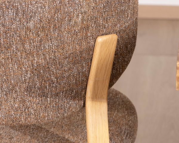 Set di 2 sedie da pranzo impilabili dal design caldo "Staccato" con tessuto intrecciato marrone e gambe in legno di quercia