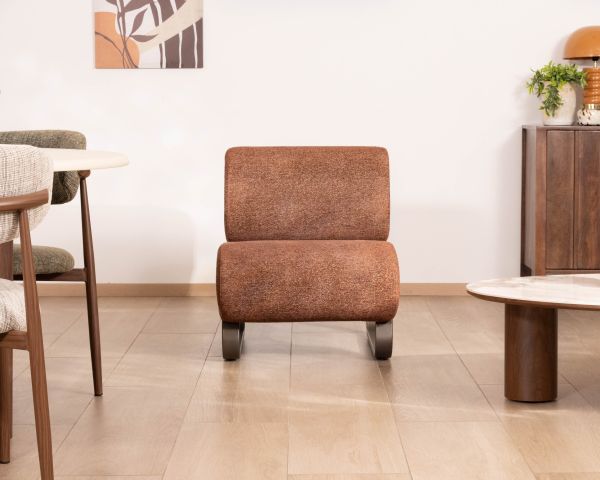Poltrona "Luno" dal design retrò in tessuto bouclette e struttura in metallo color bronzo