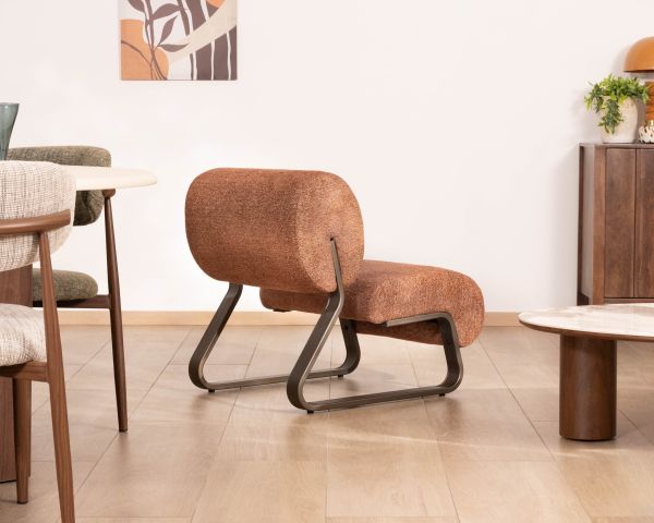 Poltrona "Luno" dal design retrò in tessuto bouclette e struttura in metallo color bronzo