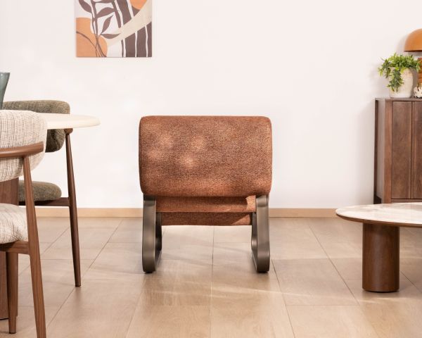 Poltrona "Luno" dal design retrò in tessuto bouclette e struttura in metallo color bronzo