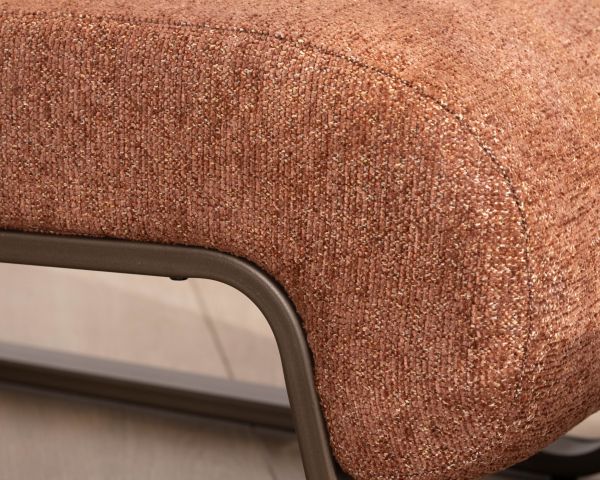 Poltrona "Luno" dal design retrò in tessuto bouclette e struttura in metallo color bronzo