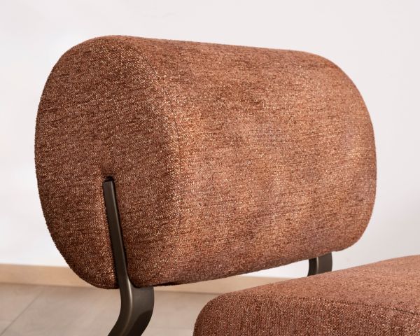 Poltrona "Luno" dal design retrò in tessuto bouclette e struttura in metallo color bronzo