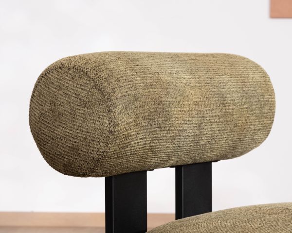 Poltrona bassa dal design moderno e organico "Luno" in tessuto bouclette kaki