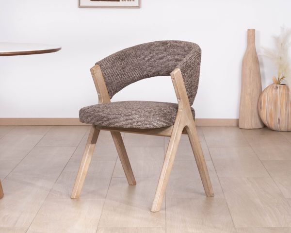 Set di 2 sedie contemporanee "KYARA" in tessuto marrone cacao, dalla silhouette accogliente e dalla seduta confortevole
