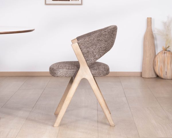 Set di 2 sedie contemporanee "KYARA" in tessuto marrone cacao, dalla silhouette accogliente e dalla seduta confortevole