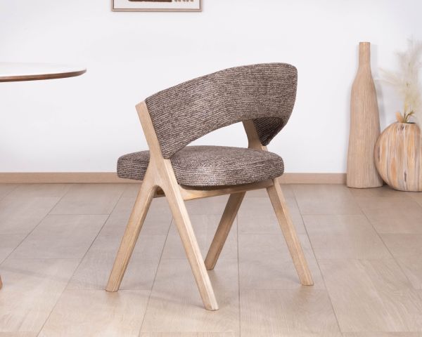 Set di 2 sedie contemporanee "KYARA" in tessuto marrone cacao, dalla silhouette accogliente e dalla seduta confortevole