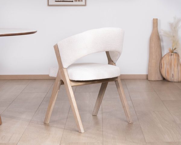 Set di 2 sedie da pranzo in stile japandi "Kyara" in tessuto écru naturale e legno di albero della gomma