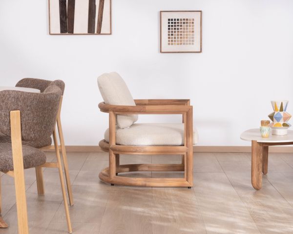 Poltrona lounge in teak massiccio “Alizé” con cuscini in bouclé écru – per interni ed esterni