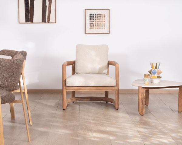 Poltrona lounge in teak massiccio “Alizé” con cuscini in bouclé écru – per interni ed esterni