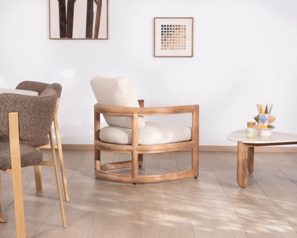 Poltrona lounge in teak massiccio “Alizé” con cuscini in bouclé écru – per interni ed esterni