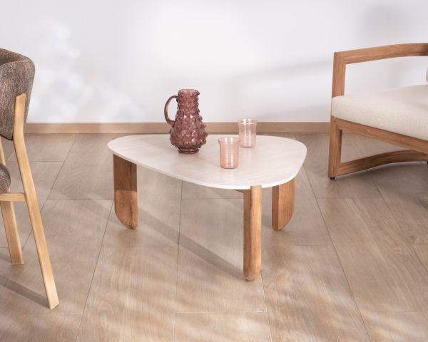 Grande tavolino dal design organico per interni ed esterni, in teak massiccio con piano in ceramica effetto travertino "Osten"