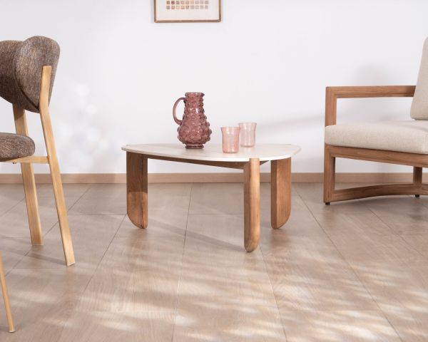 Grande tavolino dal design organico per interni ed esterni, in teak massiccio con piano in ceramica effetto travertino "Osten"