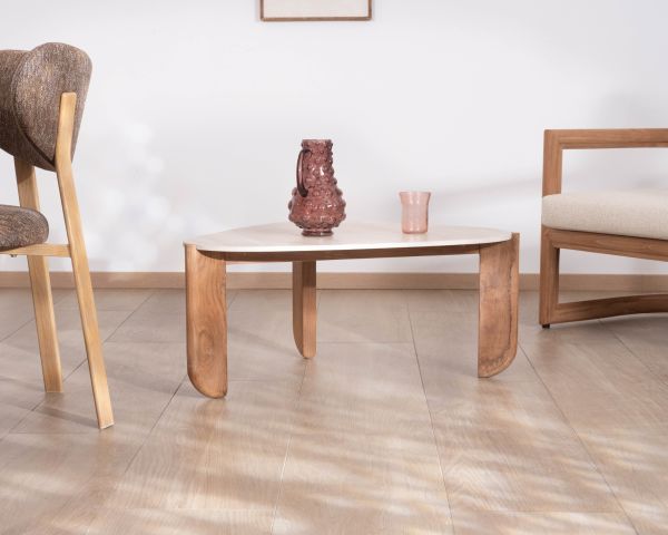 Grande tavolino dal design organico per interni ed esterni, in teak massiccio con piano in ceramica effetto travertino "Osten"