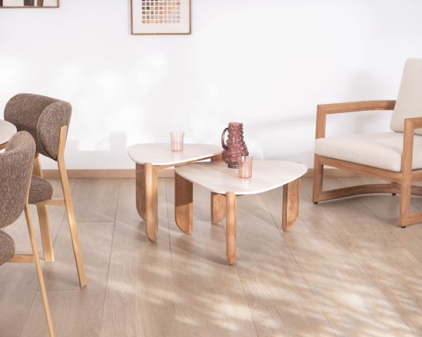 Grande tavolino dal design organico per interni ed esterni, in teak massiccio con piano in ceramica effetto travertino "Osten"