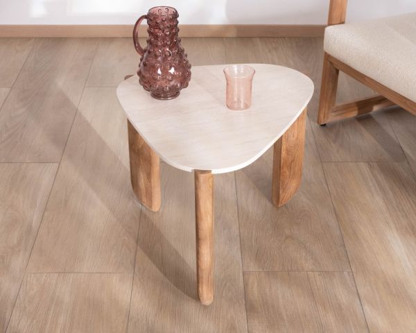 Tavolino dalla forma organica in teak massiccio con piano in ceramica effetto travertino "Osten"