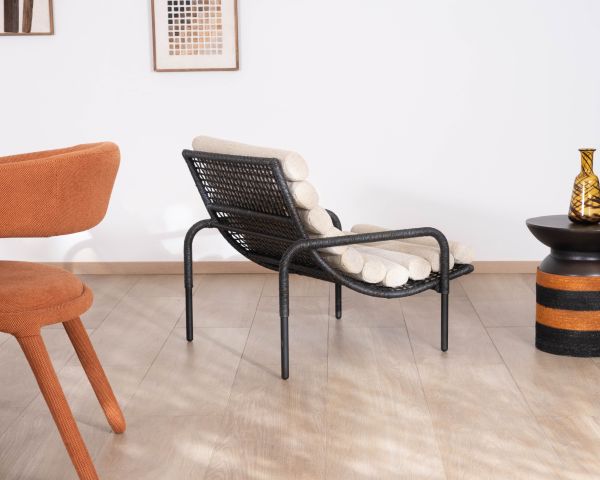 Poltrona lounge in stile Riviera “Alizé” nera con cuscino trapuntato color écru
