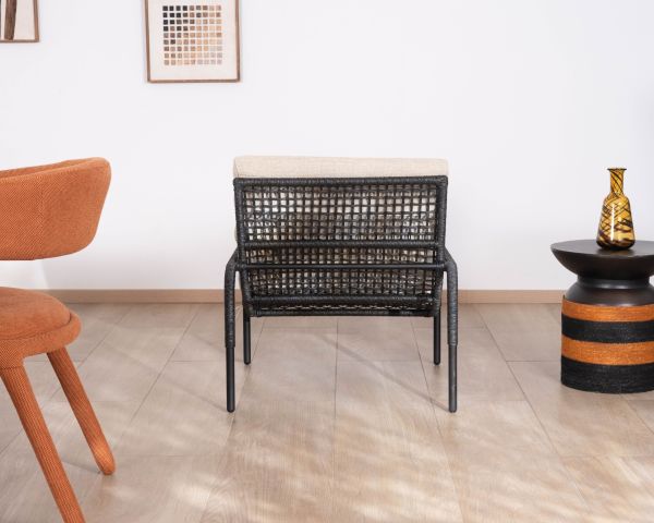 Poltrona lounge in stile Riviera “Alizé” nera con cuscino trapuntato color écru