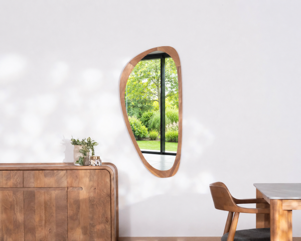 Specchio di forma organica "Solira" con cornice in legno alta 130 cm
