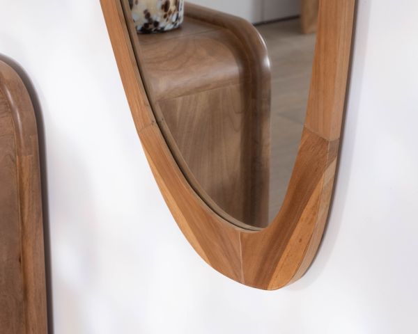 Specchio di forma organica "Solira" con cornice in legno alta 130 cm