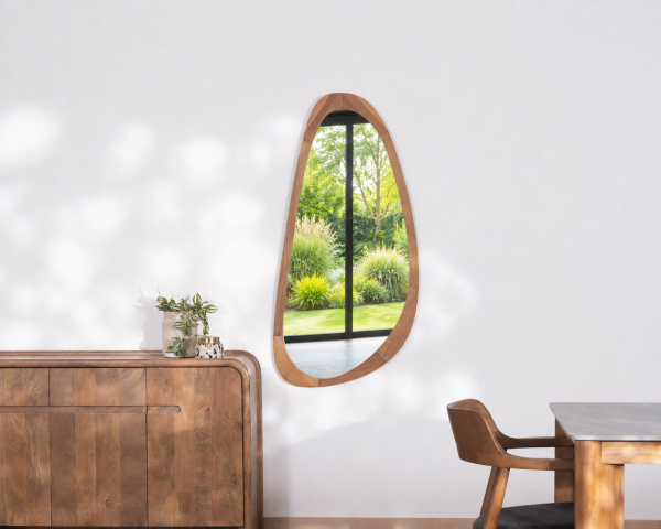 Specchio di forma organica "Solira" con cornice in legno alta 130 cm