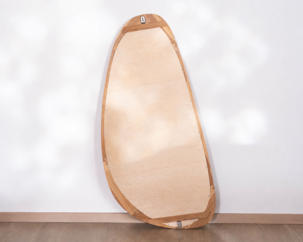 Specchio di forma organica "Solira" con cornice in legno alta 130 cm