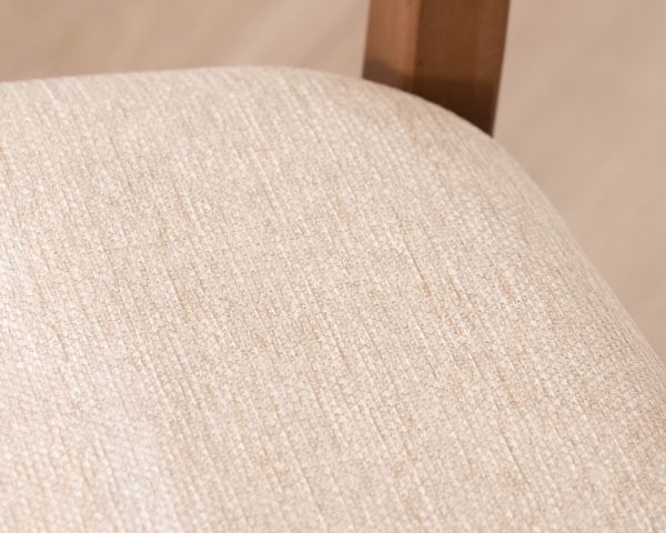Sedia da pranzo dal design essenziale in legno tinto noce con seduta in tessuto color talpa "Vogue"