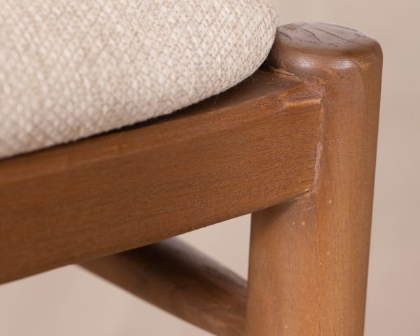 Sedia da pranzo dal design essenziale in legno tinto noce con seduta in tessuto color talpa "Vogue"
