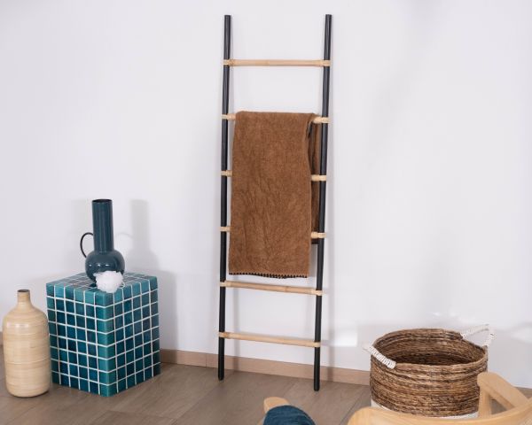 Scala in rattan con finitura bicolore naturale e nera “Solira” 150 cm