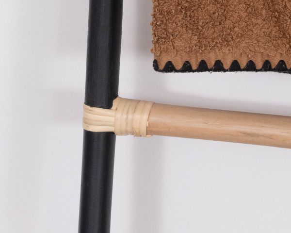 Scala in rattan con finitura bicolore naturale e nera “Solira” 150 cm