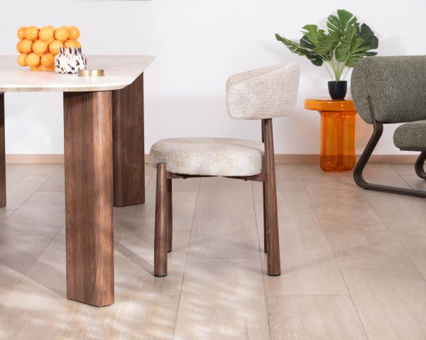Set di 2 sedie avvolgenti in stile retrò-contemporaneo “Arlo” in tessuto a trama beige e marrone, con gambe effetto noce