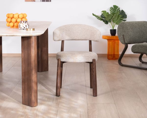Set di 2 sedie avvolgenti in stile retrò-contemporaneo “Arlo” in tessuto a trama beige e marrone, con gambe effetto noce