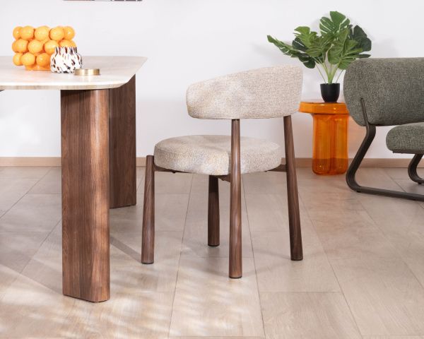 Set di 2 sedie avvolgenti in stile retrò-contemporaneo “Arlo” in tessuto a trama beige e marrone, con gambe effetto noce