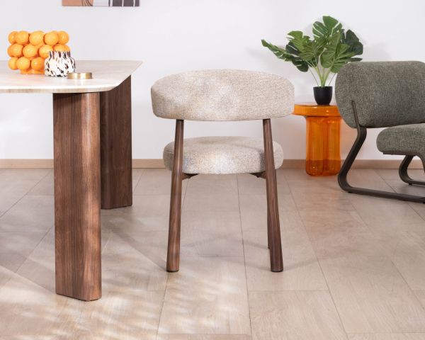 Set di 2 sedie avvolgenti in stile retrò-contemporaneo “Arlo” in tessuto a trama beige e marrone, con gambe effetto noce