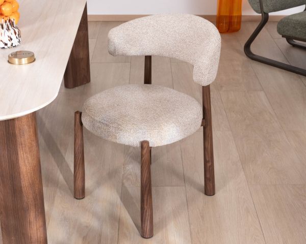 Set di 2 sedie avvolgenti in stile retrò-contemporaneo “Arlo” in tessuto a trama beige e marrone, con gambe effetto noce