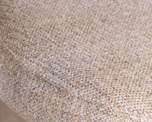 Set di 2 sedie avvolgenti in stile retrò-contemporaneo “Arlo” in tessuto a trama beige e marrone, con gambe effetto noce