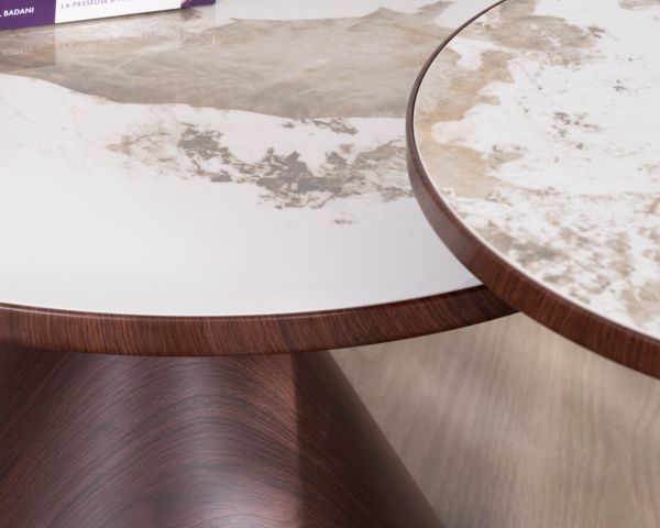 Set di 2 tavolini rotondi in stile retrò con piano in ceramica bianca effetto marmo “Cyléa” e base effetto noce
