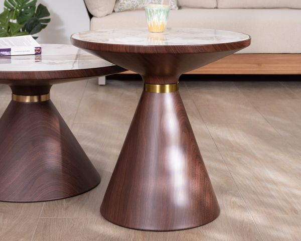 Set di 2 tavolini rotondi in stile retrò con piano in ceramica bianca effetto marmo “Cyléa” e base effetto noce