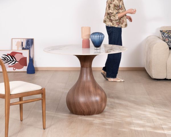 Tavolo da pranzo in stile scandinavo con piano rotondo in ceramica “Cyléa” e base effetto legno