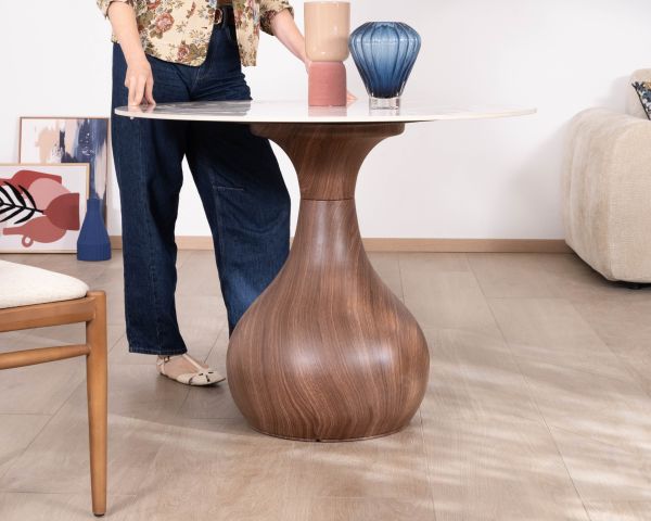 Tavolo da pranzo in stile scandinavo con piano rotondo in ceramica “Cyléa” e base effetto legno