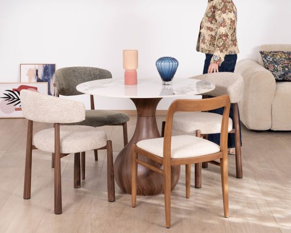Tavolo da pranzo in stile scandinavo con piano rotondo in ceramica “Cyléa” e base effetto legno