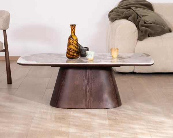 Tavolino con piano in ceramica effetto pietra naturale “Oria” e base centrale effetto wengé