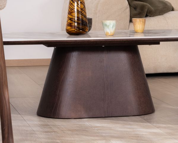 Tavolino con piano in ceramica effetto pietra naturale “Oria” e base centrale effetto wengé