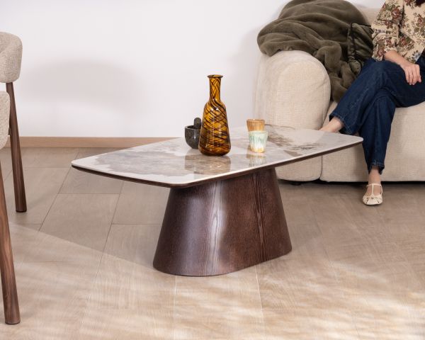 Tavolino con piano in ceramica effetto pietra naturale “Oria” e base centrale effetto wengé