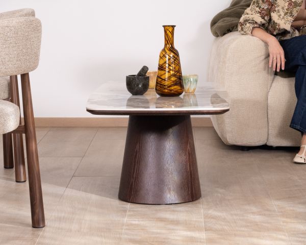 Tavolino con piano in ceramica effetto pietra naturale “Oria” e base centrale effetto wengé