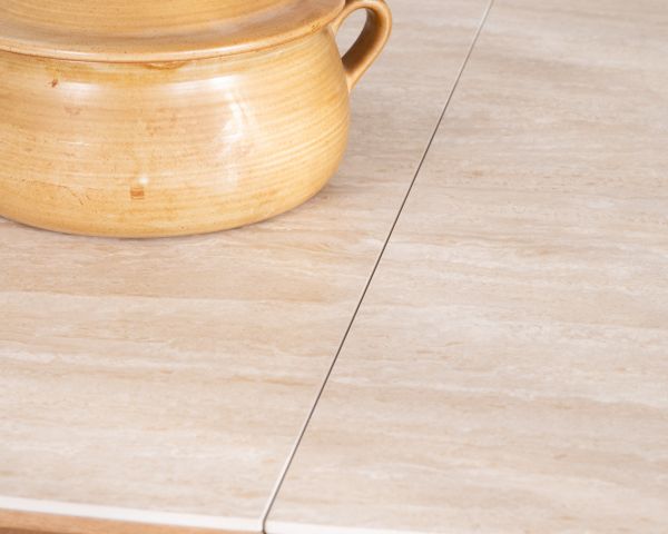 Tavolo da pranzo allungabile 160-200 cm, piano in ceramica effetto travertino “Oria”, base effetto rovere chiaro