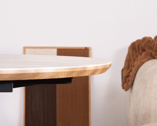 Tavolo da pranzo allungabile 160-200 cm, piano in ceramica effetto travertino “Oria”, base effetto rovere chiaro