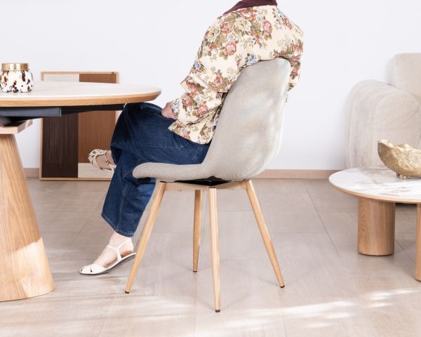 Set di 4 sedie girevoli in stile "soft seating" "Noma" in tessuto grège melange, con gambe con finitura rovere