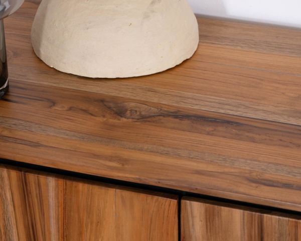 Credenza contemporanea a 4 ante "Olonie" in teak naturale e metallo nero