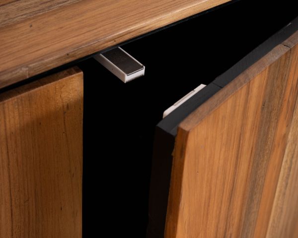 Credenza contemporanea a 4 ante "Olonie" in teak naturale e metallo nero